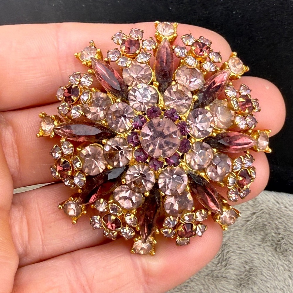 Vintage Rhinestone Brooch Purple Gold Tone Sparkle - Picture 1 of 12